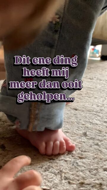 Dit ene ding heeft mij meer dan ooit geholpen… 

kijken. 

Een prachtige zon langs de bomen, een stiekem kusje of een broertje dat ineens z’n zusjes teentjes begint te tellen. 

Niet alles sturen, maar het soms gewoon laten gebeuren en vastleggen 👀