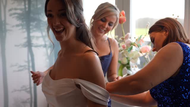 Zo wil je toch dat je allerliefste vriendinnen reageren 🤗  Trouwen gaat niet alleen om het jawoord geven. Het gaat ook om de onvoorwaardelijke vriendschappen. De bijzondere band tussen moeder en dochter.  En juist deze dingen leg ik heel graag vast 💘  #bruiloftsfilm #moederendochter❤️ #bestevriendinnen