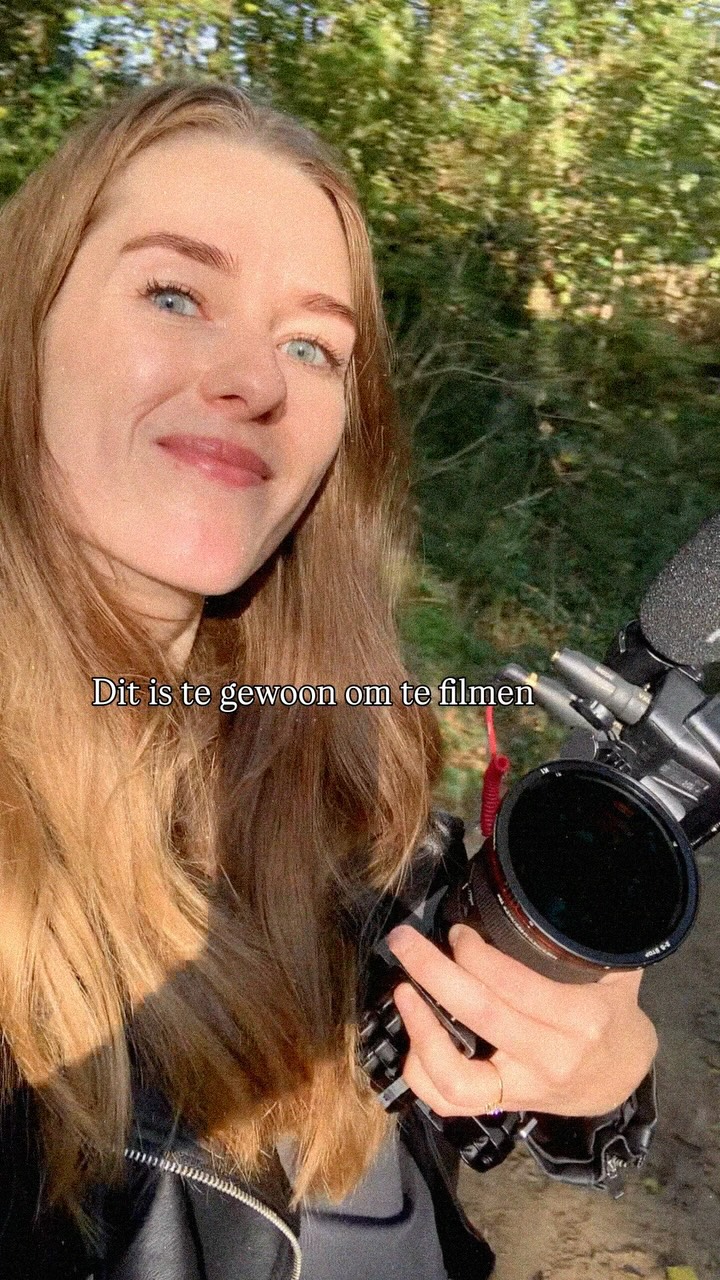 Te gewoon? Echt niet!  Jij met je dochter, die stevig haar favoriete knuffel tegen zich aan houdt. De nog waggelende stapjes. De nog geen schaamte waardoor ze zelfs in een bos gaat dansen.  Het lijken misschien momenten die “te gewoon” zijn, maar later zijn dit de momenten die je nog even wil zien. Horen. Voelen.  En ook bij een bruiloft zijn juist die momenten zo waardevol. De trotse blik van je zus. Je zoon net ontwaakt uit het middagslaapje. De stem van je vader. Normale dingen die later misschien nog wel specialer voelen dan die eerste kus na het jawoord.  Ik film echte momenten. Gewone momenten. Momenten die ontzettend waardevol zijn later 💟