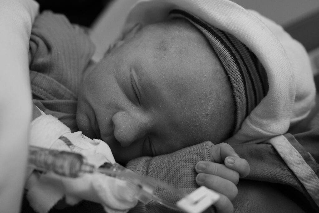 Baby geboren met infuus