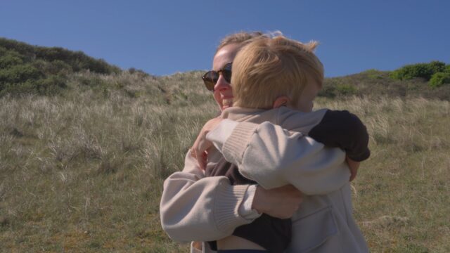 Ik filmde vorige week deze kersverse moeder van twee in de duinen. De liefdevolle band tussen haar en haar jongens was meteen te zien. Zo lief.  We filmen vaak de kinderen. Soms de vader, maar de moeders.. die worden geregeld vergeten.  Dat is toch eeuwig zonde. En met moederdag in het vooruitzicht wil ik dat veranderen. 
Op zondag 31 mei film ik een paar moeders met hun kinderen in de duinen. Elke moeder krijgt haar eigen tijdslot.  Met de echtheid die jullie van mij kennen, gewoon jullie zoals jullie zijn. Vastgelegd voor altijd.  Stuur me een DM als je meer wil weten 💟