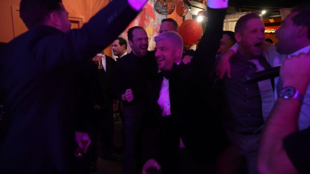 Het trouwseizoen is begonnen en daar hoort wat mij betreft een goed feest bij!  Je allerliefste vrienden die vol enthousiasme losgaan om jullie liefde te vieren. Dat is toch goud? Ik zag op deze bruiloft alleen maar plezier 🕺