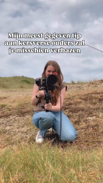 Film met je telefoon! 🤳🏼  Ja echt! Ik schrijf het op bijna alle babyshowerkaartjes. De eerste momenten met je baby gaan als een roes voorbij en het is echt onbetaalbaar om deze momenten later terug te kunnen zien. Dat eerstje lachje bijvoorbeeld. SMELTEN! 🥹