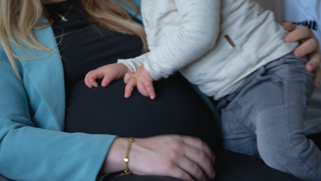 Zwangere vrouw, handen kind