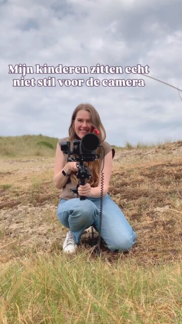 Ze lekker laten gaan. Ja echt.  Niet poseren of iets opdragen, maar juist de beelden waar ze lekker zelf hun gang gaan ga je later het meest waarderen.  Ook als dat ervoor zorgt dat onze voorbereidingslijst met ideeën de prullenbak in kan. Laatst wilde een peuter veel liever tattoos plakken in plaats van een boekje lezen. Dan filmen we dat toch lekker. Ze mogen zichzelf zijn 💖