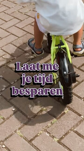 Oh het schuldgevoel als je weer niet aan dat fotoboek bent toegekomen: ik herken het zo! Het leven is gewoon mega druk en je bent blij als het 20u is en je eindelijk -met een beetje geluk- op de bank kan ploffen. 🫣  Daarom film ik als jullie gewoon lekker samen aan het spelen zijn. Of dat broodje aan het eten. Ten eerste zijn dat de dingen die je wil onthouden, maar ik zorg er ook voor dat het je geen extra tijd kost.  Ik leg die herinneringen als familievideograaf voor jullie vast en maak er een film van zodat jij altijd kan terugkijken zonder dat je er uren zelf mee bezig hoeft te zijn.  Stuur me gerust een DM en dan kijken we samen naar de opties 💟🎞️